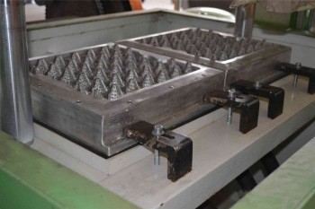 Baixa máquina de fatura de caixa do ovo da capacidade 700pcs dois moldes com certificação do CE
