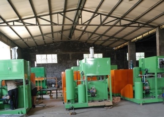 Linha de produção automática das bandejas da embalagem de ovo de Tray Making Paper Pulp Molding do ovo com o estábulo da saída 700pcs/h consecutivamente