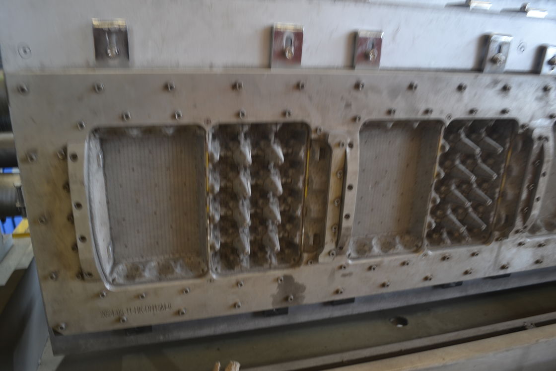 4*4 Moldes 2500-3000pcs/h Linha de produção de bandeja de ovos rotativa Equipada com preparação de polpa de lodo Formando unidades de secagem e empilhamento para produção de bandeja de ovos